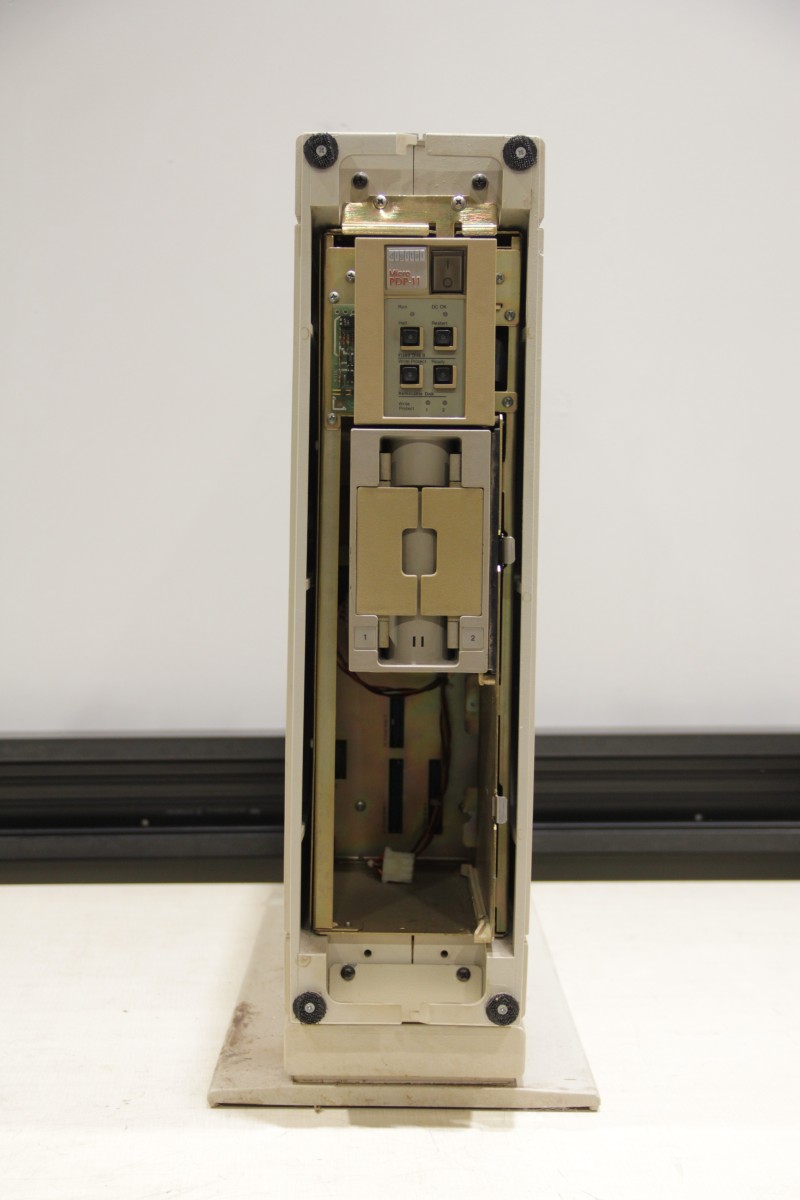 PDP 11/23 Micro bez osłony frontowej