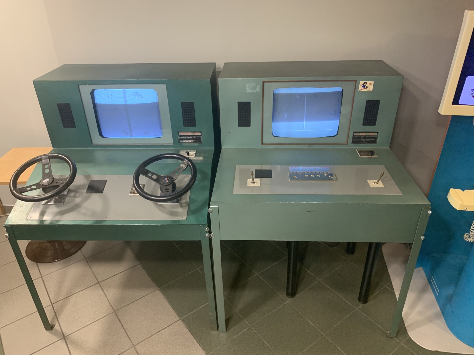 Dwa automaty arcade 